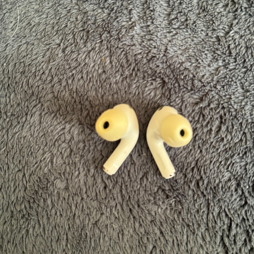 AirPods Pro (Second Gen), several extra ear cover prices. - Picture 2 of 3